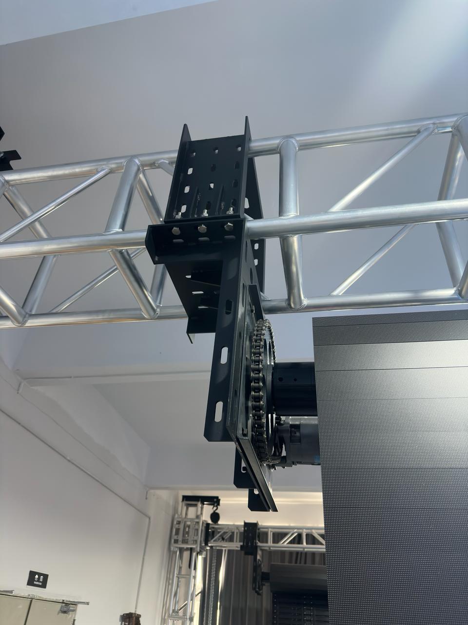 Chain-drive mechanism on truss-mounted rolling LED roller